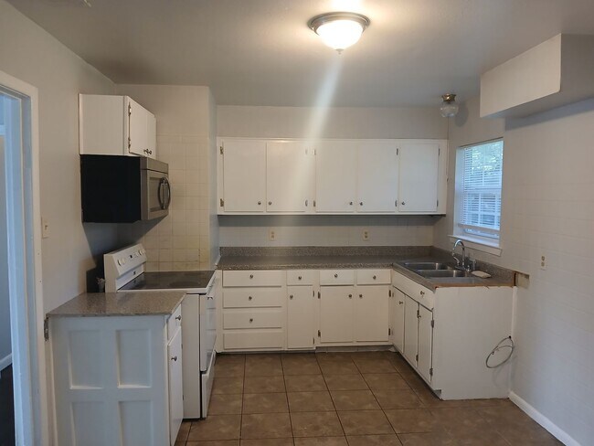 Building Photo - 4 Bedrooms and 1 Bath Near Hwy 75 and Fore...