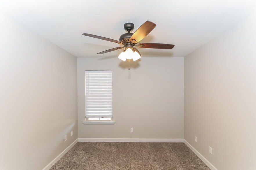 Building Photo - 7911 Hemlock Dr