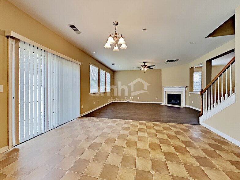 Building Photo - 362 Roseglen Dr