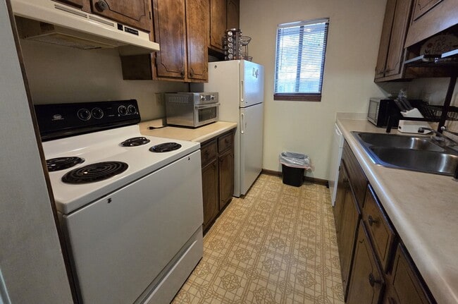 Building Photo - Campus View 1 Bedroom Apt. -Walking Distance to UGA!