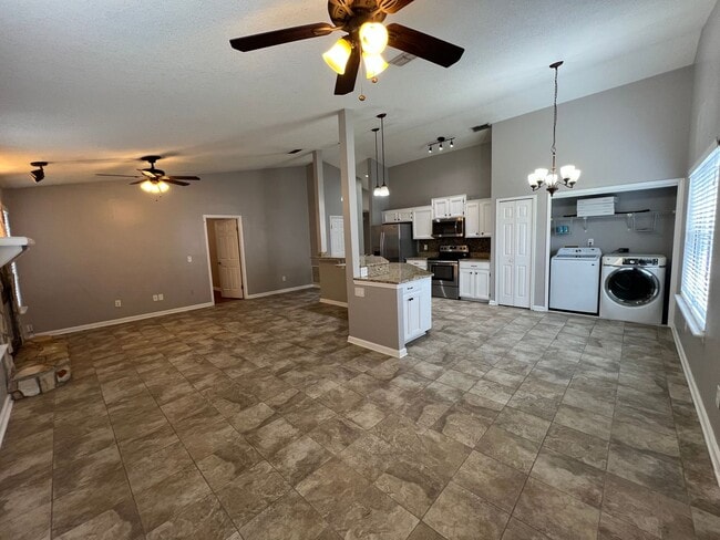 Building Photo - 3 Bedroom - 2 Bathroom - 2 Car Garage