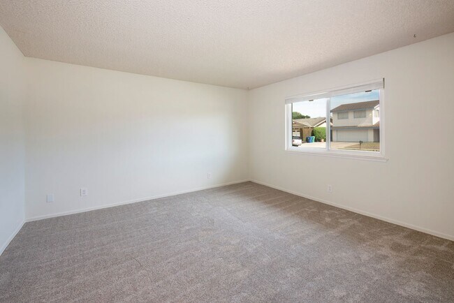 Building Photo - Spacious 4bd/2bth Home Available Now!