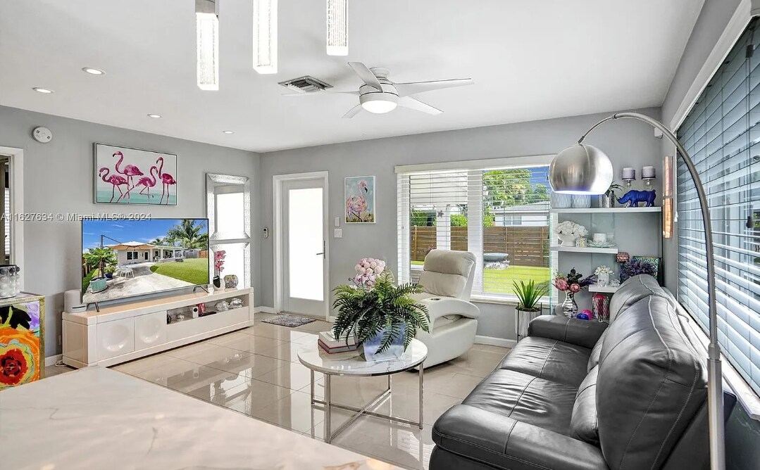 Building Photo - 1001 NE 17th Ct