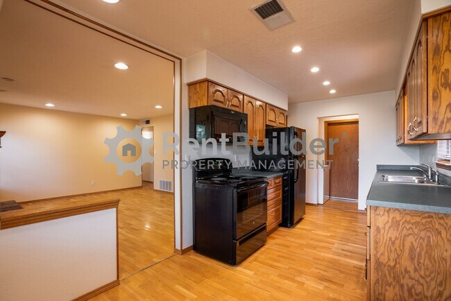 Building Photo - FANTASTIC HOUSE TO CALL HOME!