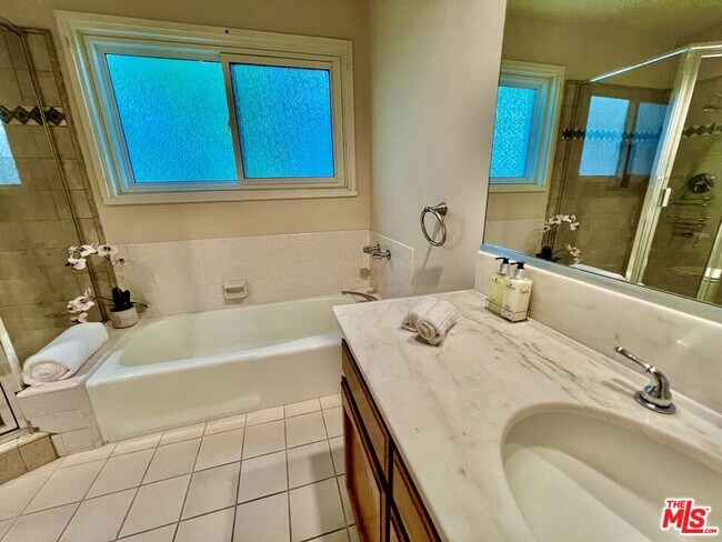 Building Photo - 1008 Westholme Ave