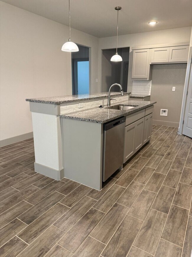 Building Photo - 3/2/2 Open concept and conveniently located for commuters