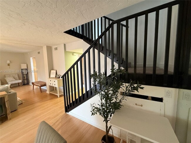 Building Photo - 450 Commodore Dr