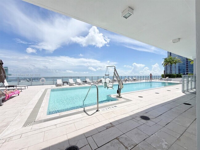Building Photo - 1300 Brickell Bay Dr