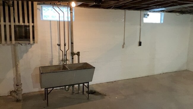 Building Photo - 1076 Sherwood Dr