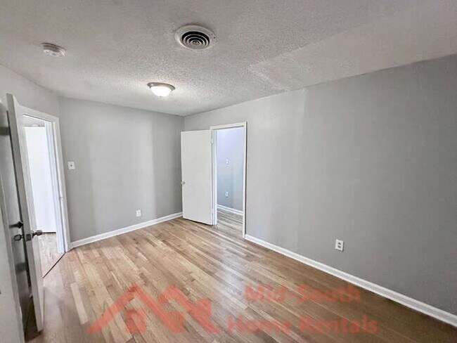 Building Photo - 2054 Benford St