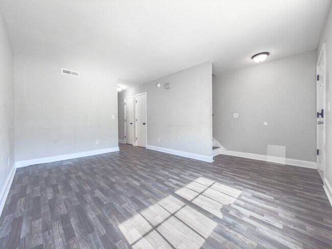 Building Photo - 2BR Townhome in West Ashley – Prime Location & Fresh Updates!