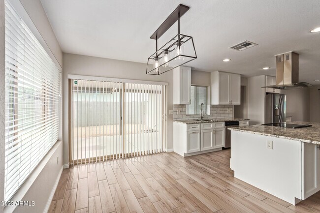 Building Photo - 4833 E Kathleen Rd