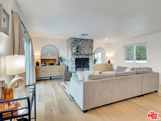 Building Photo - 39390 Marietta Cir