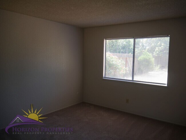 Building Photo - 6826/6828 Klingon Ct