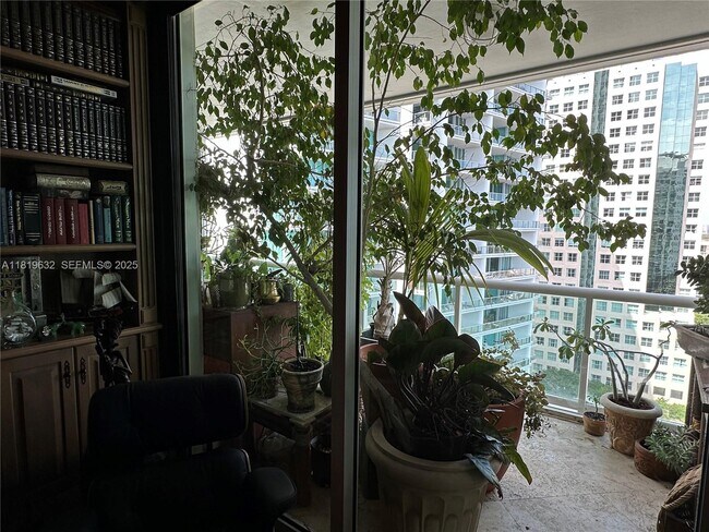 Building Photo - 2645 S Bayshore Dr