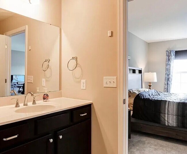 Building Photo - 3 bedroom 2.5 bathroom townhome for rent