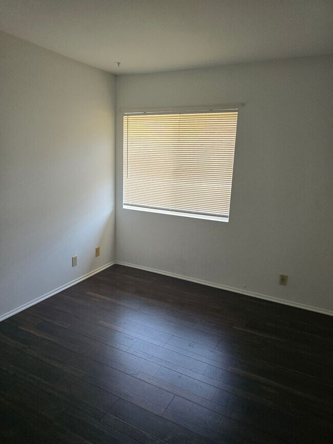 Building Photo - BEAUTIFUL 4 BEDROOM 3 BATH HOUSE. MOVE IN ...