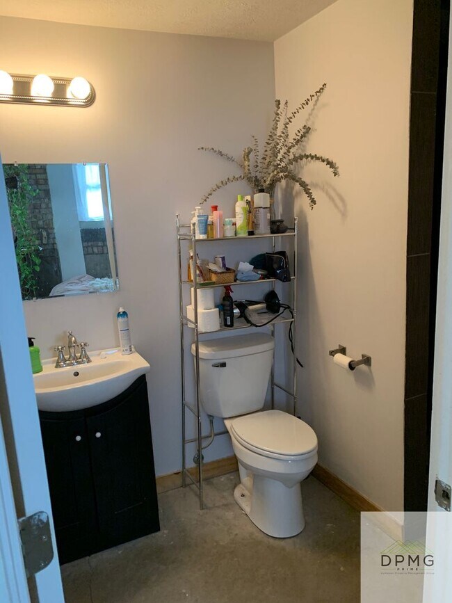 Building Photo - 108 S Hosmer St