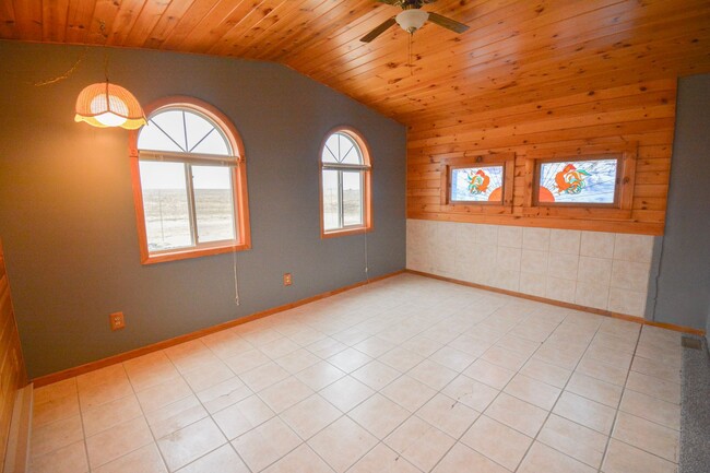 Building Photo - For Rent – Stunning 3-Bed, 2.5-Bath Countr...