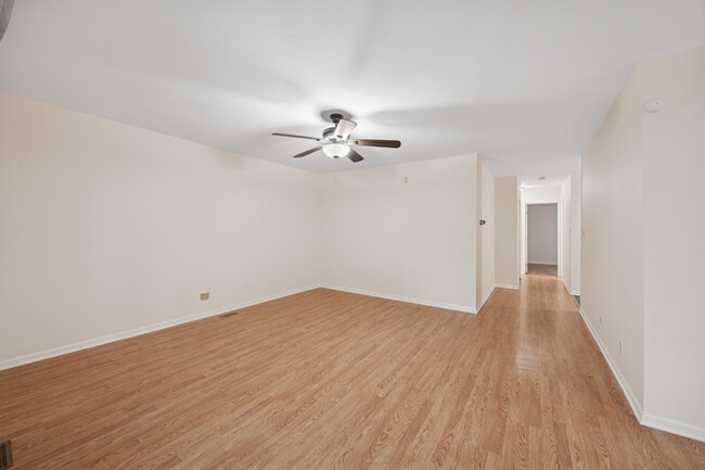 Building Photo - 21W225 Coronet Rd