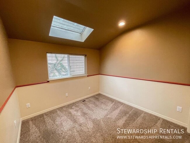 Building Photo - 600 E. 8th-