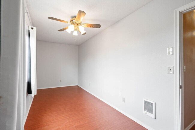 Building Photo - Unique, spacious 4-bdrm/3-bath Craftsman w/ lots of character. Bonus room, near Alberta District!