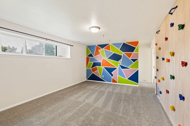 Building Photo - 4 bedroom with large backyard