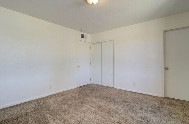 Building Photo - 5657 N 39th Ave