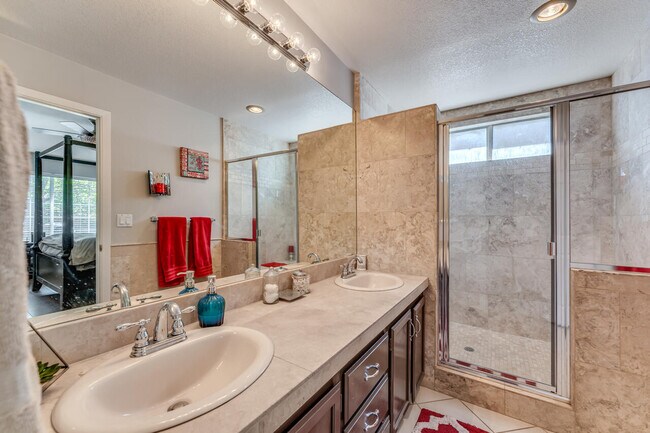 Building Photo - 2320 Overlook Ct