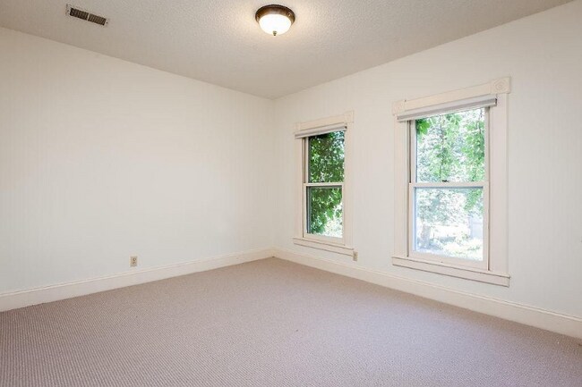 Building Photo - 238 Dale St N