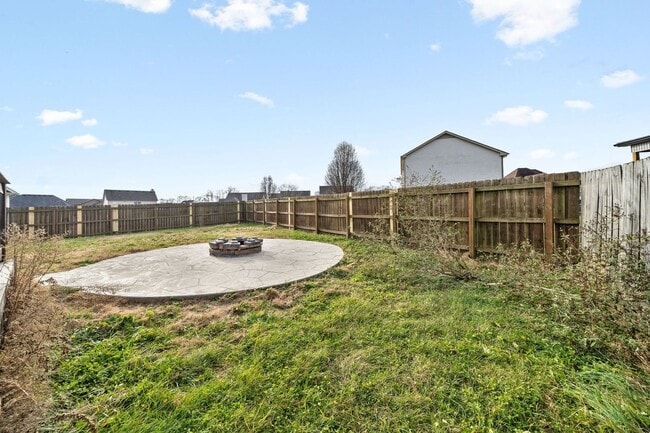 Building Photo - Pet Friendly Three Bedroom with Bonus!