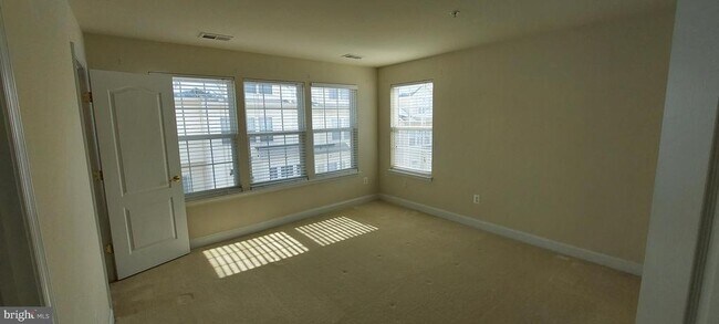 Building Photo - 11808 Regents Park Dr