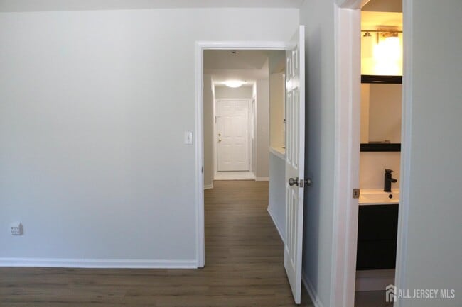 Building Photo - 732 Waterford Dr