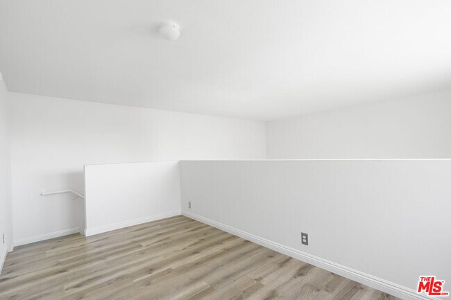 Building Photo - 22705 Del Valle St
