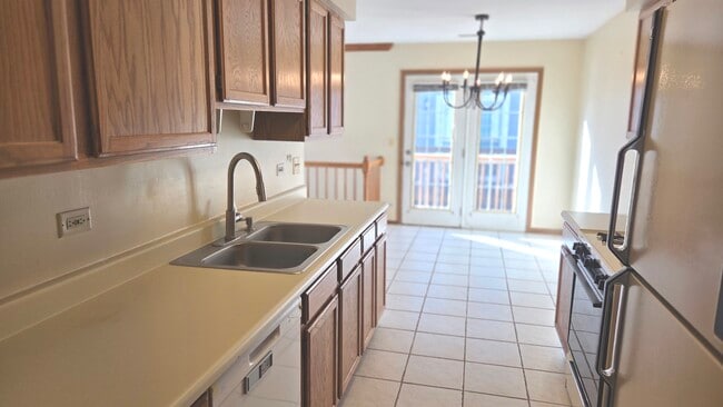 Building Photo - 427 Village Creek Dr