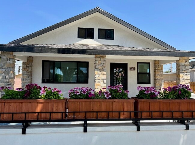 Building Photo - 9528 1/2 Redfern Ave