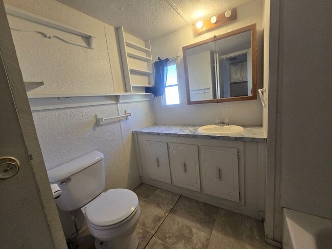 Building Photo - 2 Bed, 2 Bath 1 Office Space Trailer House
