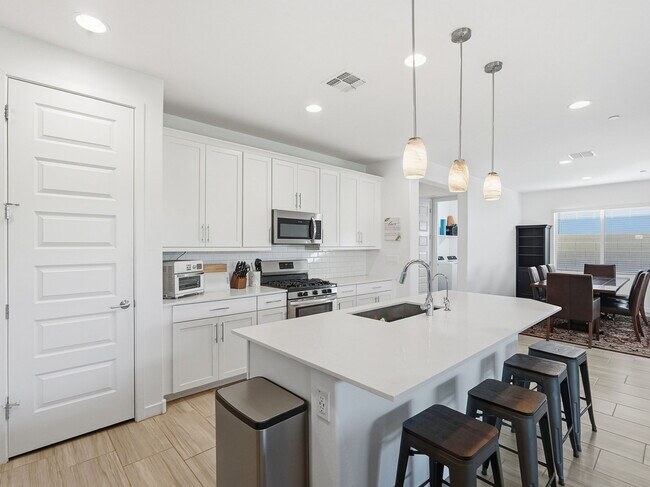 Building Photo - 9712 E Twinkle Ave