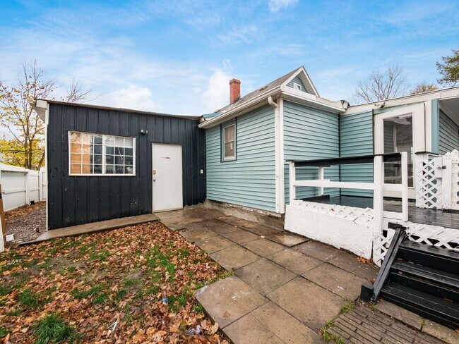 Building Photo - 501 Oak St