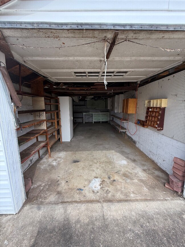 Building Photo - 305 Cherokee Village Dr