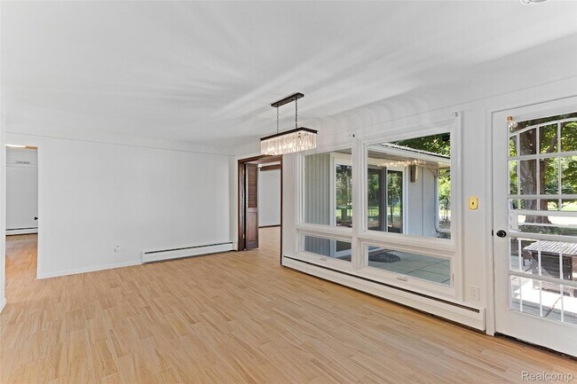 Building Photo - 3765 Ruthland Rd