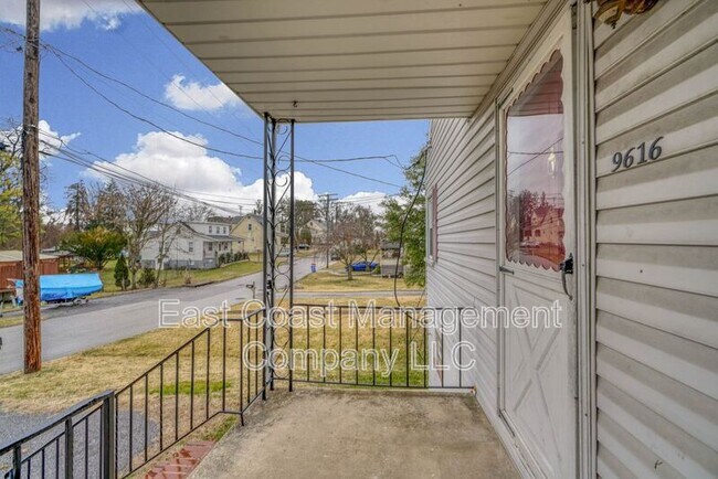 Building Photo - 9616 Mason Ave