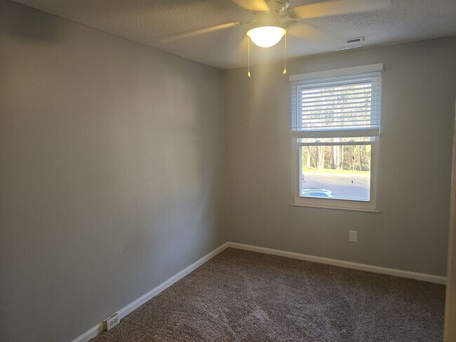 Building Photo - 1/2 off the first month!!