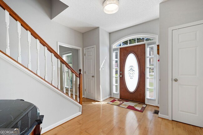 Building Photo - 821 Soaring Dr NE