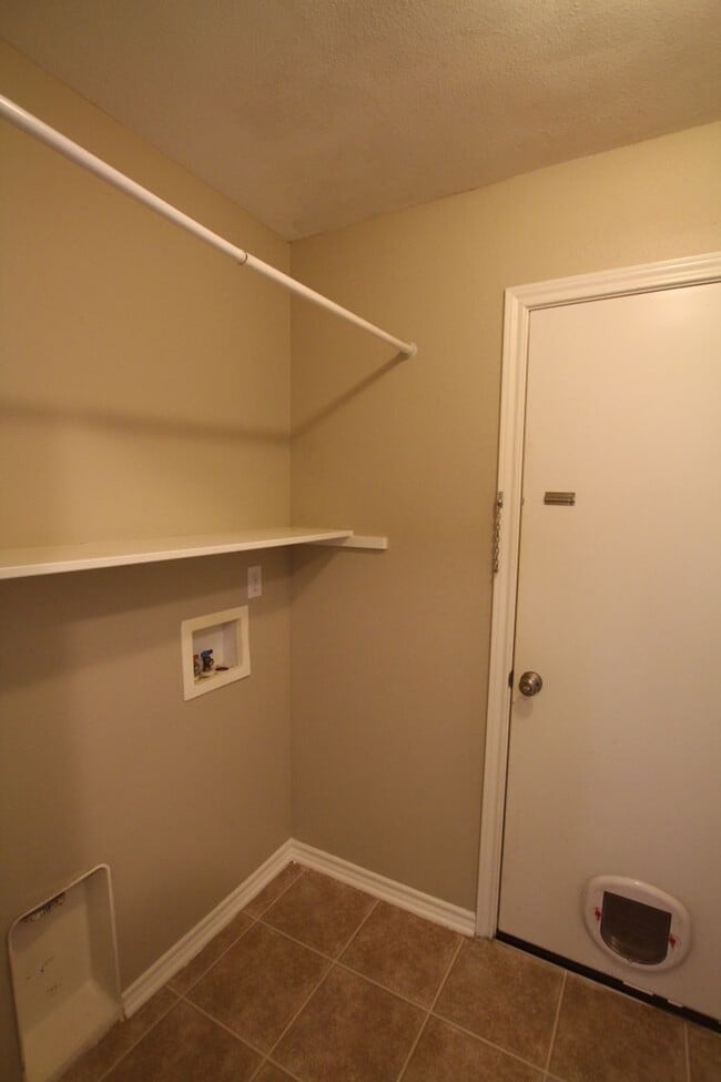 Building Photo - Available! Beautiful 3 bedroom 2 bathroom ...
