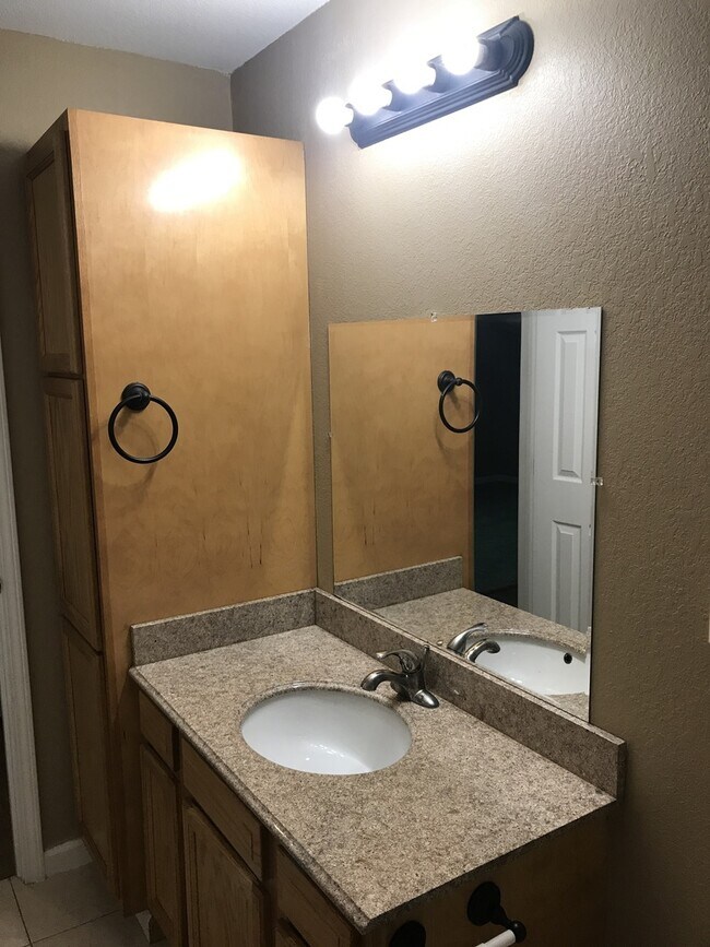Building Photo - KU3-Santa Fe Triplex 3