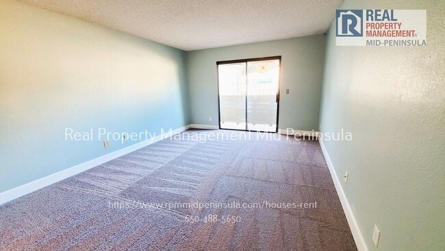 Building Photo - Just Renovated! Spacious 2 Bed, 2 Bath Top...