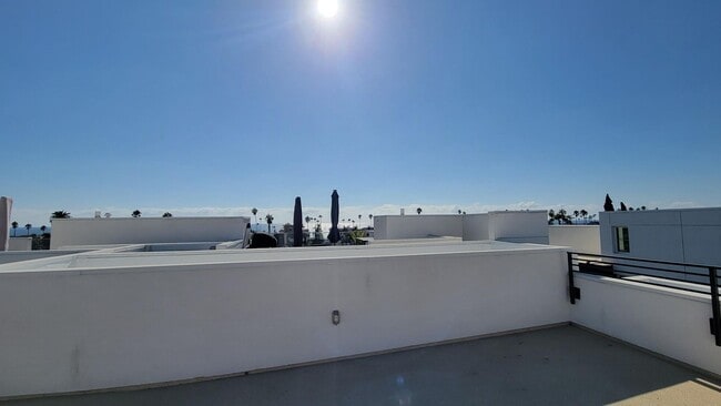 Building Photo - Updated and Luxurious Gorgeous 3 Bedroom T...