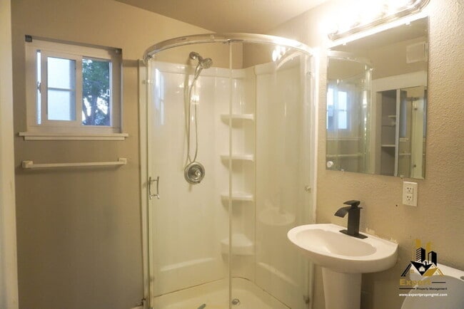 Building Photo - 125 B St