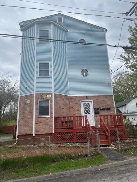 Primary Photo - 5 Webster Pl